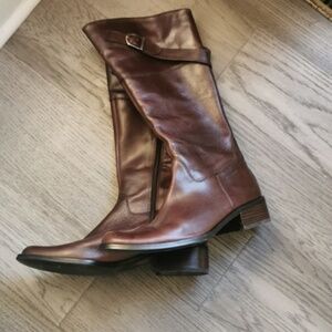Vagabond womens knee high brown leather riding boot with side buckle. Size 9.5